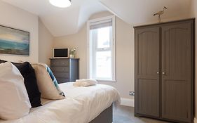 Stylish Town Centre House - 300Mbps, Parking & Sunny Decking
